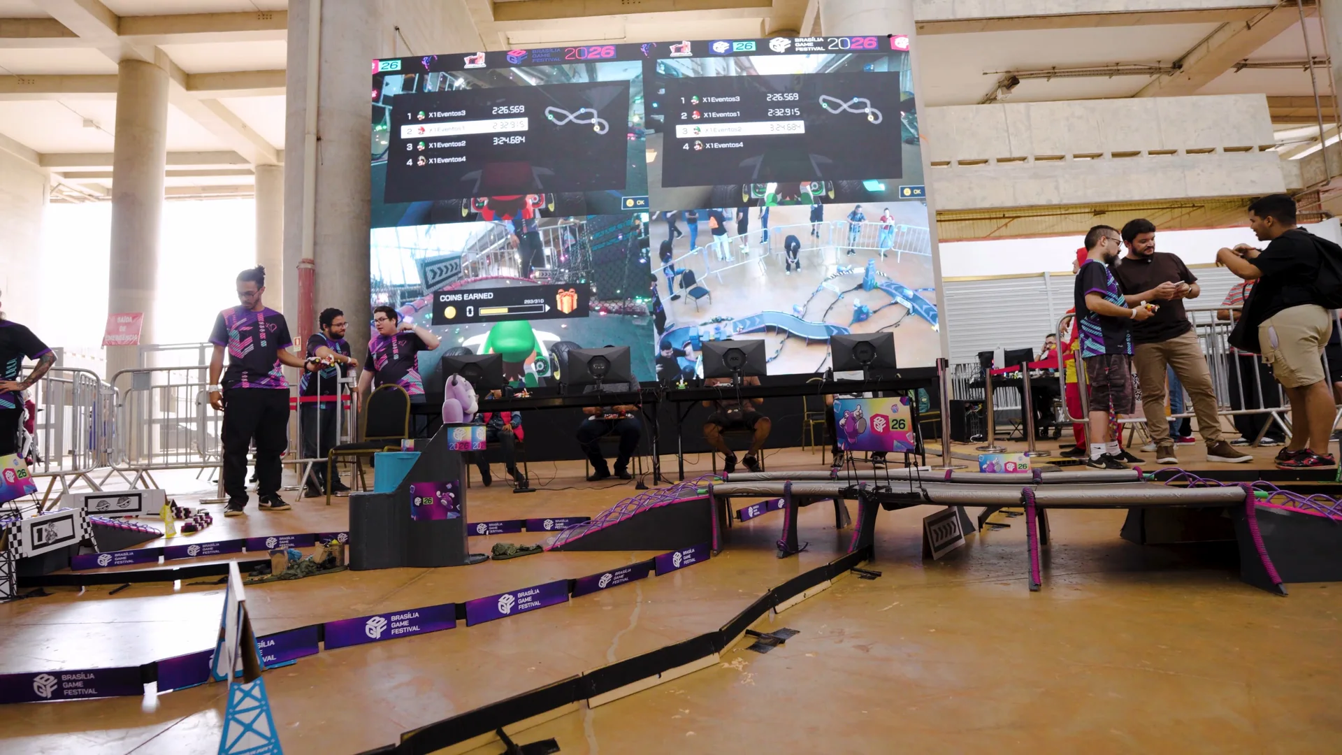 Arena da X1 com pista cenográfica, karts, público e telão de LED no Brasília Game Festival