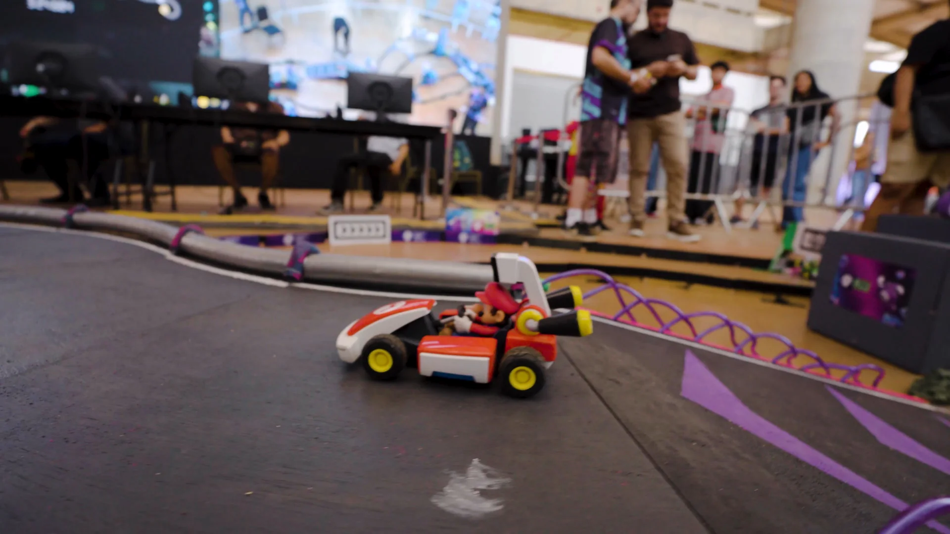 Kart real em primeiro plano na pista cenográfica.